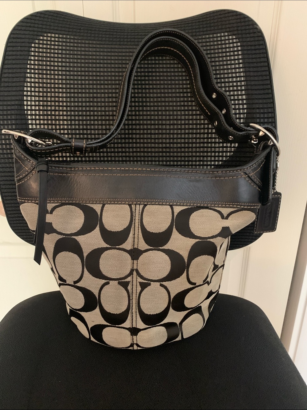 2009 Signature Bleecker Bucket Shoulder Bag, F13358. Black & Gray